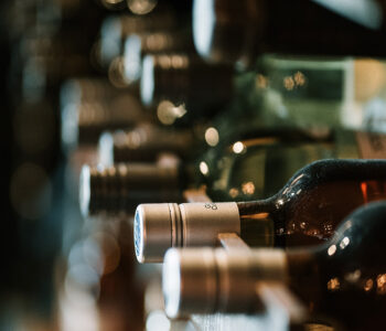 Una fotografía de las botellas de la bodega