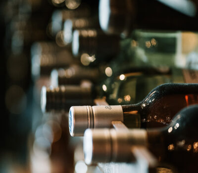 Una fotografía de las botellas de la bodega