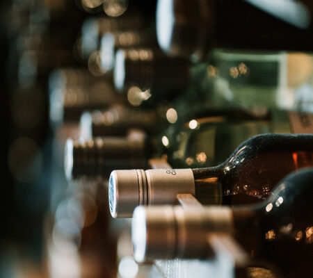 Una fotografía de las botellas de la bodega